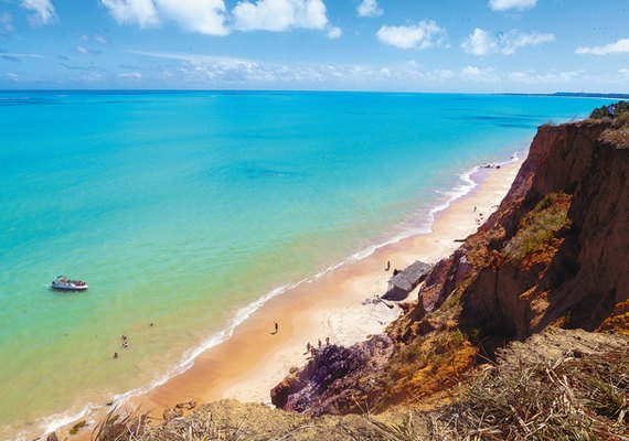 Praia do Carro Quebrado encanta turistas com falésias e privacidade