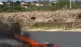 Carro em chamas é lançado em barragem para conter incêndio em AL
