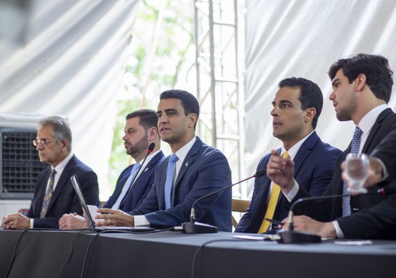Com maioria aliada, JHC participa de sessão de retorno da Câmara de Vereadores
