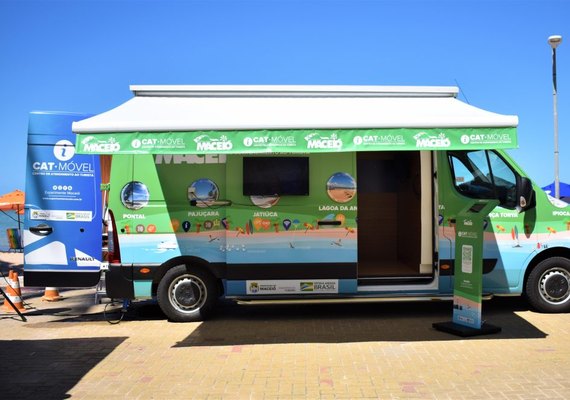 Turismo disponibiliza kits de proteção contra Covid-19 durante ação com o CAT móvel, neste domingo (18)