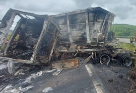 Caminhão entra em chamas e motorista fica preso às ferragens após acidente em Alagoas
