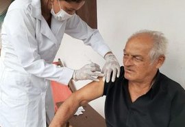 Influenza: 63% dos idosos já foram vacinados em Limoeiro, a maioria na própria residência