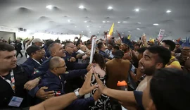 Manifestantes tentam invadir área da COP30 e causam fechamento temporário da Zona Azul