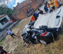 Acidente entre caminhão e carro deixa vítima presa às ferragens em Piaçabuçu