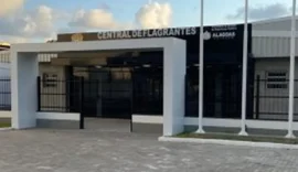 Mulher é presa em Maceió após ameaçar pessoas com faca e agredir PM