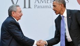 Em reunião histórica, Obama e Raúl Castro trocam afagos