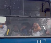 Perigo: Vídeos mostram crianças em pé e sem cinto em ônibus escolar lotado de Maceió