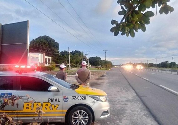 Motorista foge de blitz, atropela policial e colide em poste em Alagoas