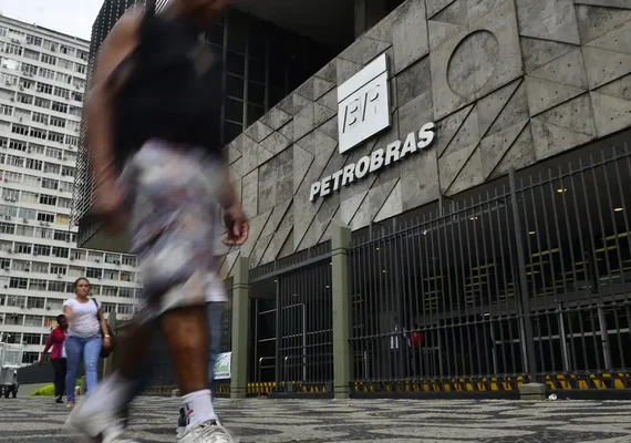Petrobras reforça abastecimento e reage à cobrança da ANP