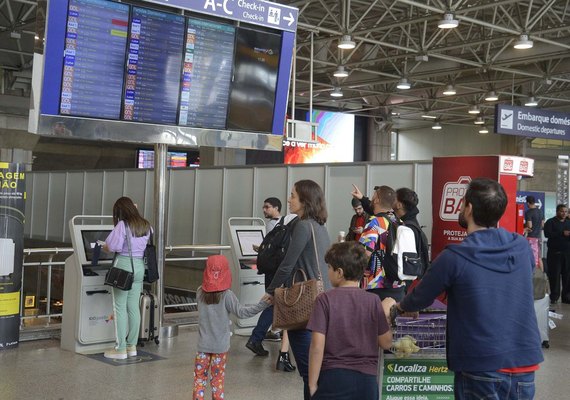 Monitor de publicidade de aeroporto exibe imagens pornográficas