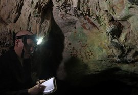 Marcas de mãos de 67.800 anos na Indonésia desafiam cronologia da arte humana