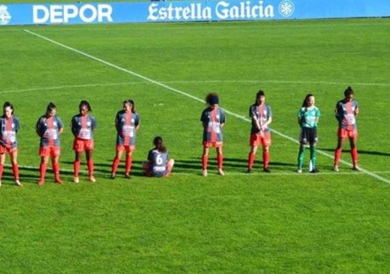 Jogadora senta no gramado e se recusa a homenagear Maradona