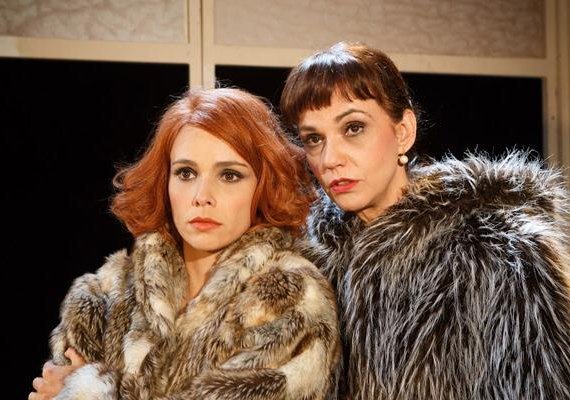 Débora Falabella e Yara de Novaes se apresentam com espetáculo Contrações