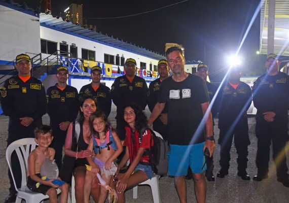 Família brasileira é resgatada após 9 horas à deriva no mar do Caribe; veja video