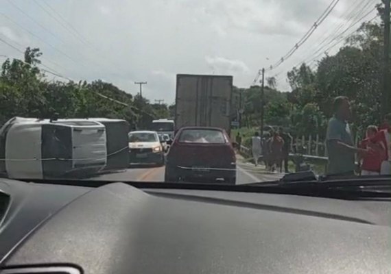 Capotamento em Satuba deixa trânsito lento na BR-316