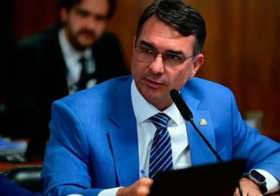 Grupo de Flávio Bolsonaro atua para travar PEC do 6x1 no Senado
