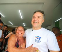 Renan Filho recebe homenagem de cooperativistas durante visita a Piaçabuçu