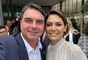 Flávio Bolsonaro chama briga com Michelle de 'página virada' e sinaliza vice mulher