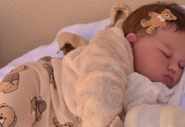 Homem agride bebê de quatro meses após confundi-lo com um bebê reborn