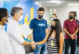 Secretário Rafael Brito realiza entrega de certificados da primeira turma beneficiada pelo Programa Educação Para Emprego