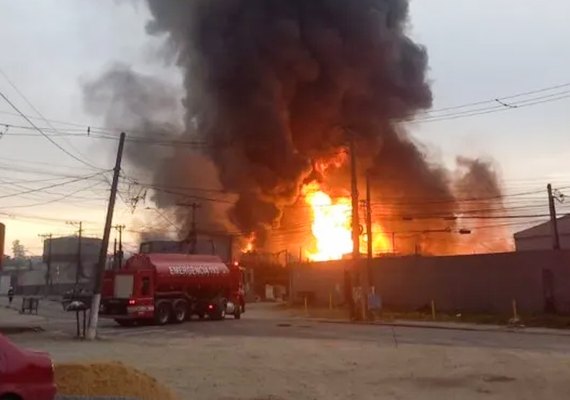Prefeitura interdita vias após incêndio em fábrica de produtos químicos