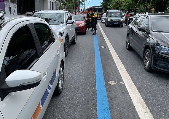 Colisão entre 4 veículos deixa trânsito lento na Av. Fernandes Lima, em Maceió