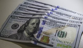 Dólar fecha a R$ 4,99 e acumula alta de 8% em três dias