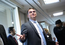 Flávio Bolsonaro sofre pressão no PL após revelação de mensagens com Daniel