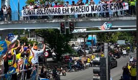 Fleming participa de protesto contra Flávio Bolsonaro (PL) e faz panfletagem na Ufal