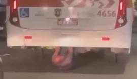 Homem é flagrado “pegando carona” na parte inferior de ônibus em Maceió