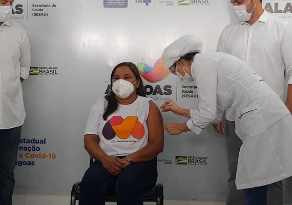 Maceió vacinou quase 3 mil profissionais de saúde e idosos em três dias