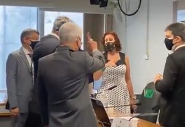 Barraco: Deputada bolsonarista invade CPI da Covid e inicia bate-boca