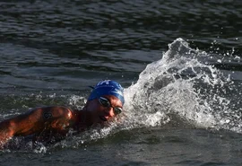 Ana Marcela Cunha briga, mas termina em 4º lugar na maratona aquática