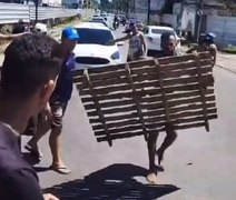 Moradores dos Flexais e Bebedouro fazem protesto para realocação imediata das regiões atingidas pela Braskem