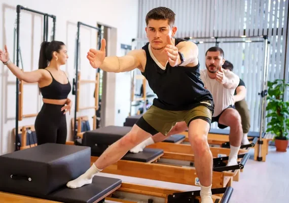 Pilates para homens cresce em NY e surpreende até quem já treina