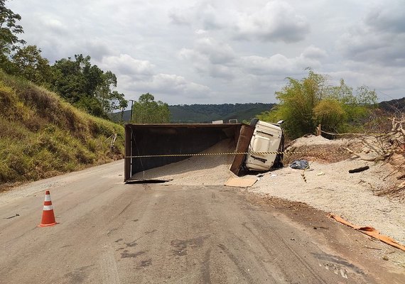 Carreta tomba em avenida e deixa uma vítima