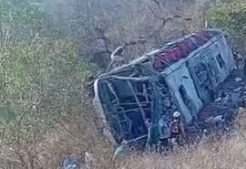 Prefeito diz que ônibus com romeiros saiu da pista em curva no Sertão de Alagoas