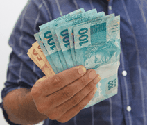 Alagoanos recebem R$ 400 do Auxílio Brasil hoje (23). Veja quem tem direito