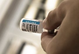 Após cinco anos de vacinação, covid recua, mas baixa adesão ainda preocupa