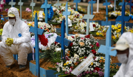 Média móvel de mortes no Brasil fica pela primeira vez acima de 2 mil