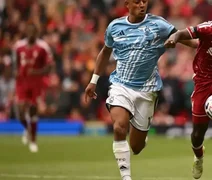 Liverpool sai atrás duas vezes e fica no empate com o Forest em casa