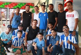 Pacientes da Casa da Criança recebem visita de Jogadores do CSA