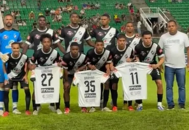 Time de goleiro Bruno homenageia jogadores presos por estupro