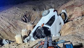 Carro despenca em buraco de obra e deixa uma pessoa morta em Marechal Deodoro