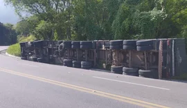 Carreta carregada de granito tomba na Ladeira de Atalaia e deixa motorista ferido