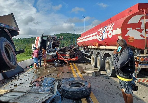 Vídeo: Colisão entre duas carretas deixa um ferido e interdita ponte de Satuba