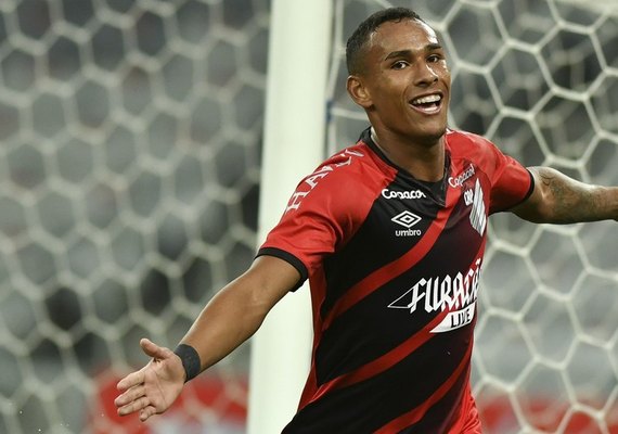 CSA confirma acerto com o atacante Reinaldo, ex-Athletico