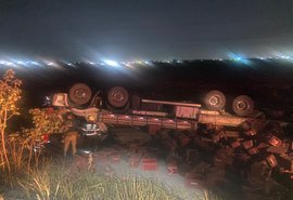 Caminhão capota na BR-101 e motorista morre ao ficar preso às ferragens no município de São Sebastião