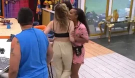 Web pede expulsão de Sol Vega após sister empurrar e pisar em Ana Paula