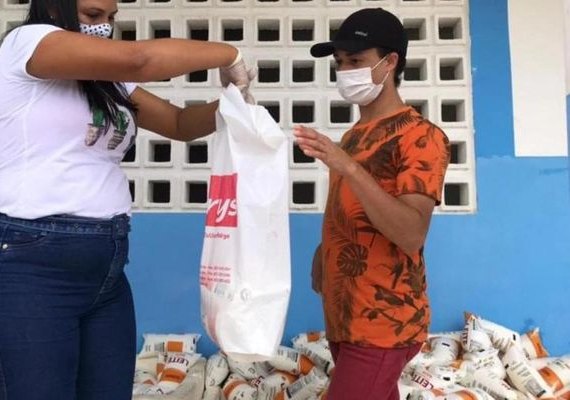 Assistência Social distribui leite para famílias em Branquinha